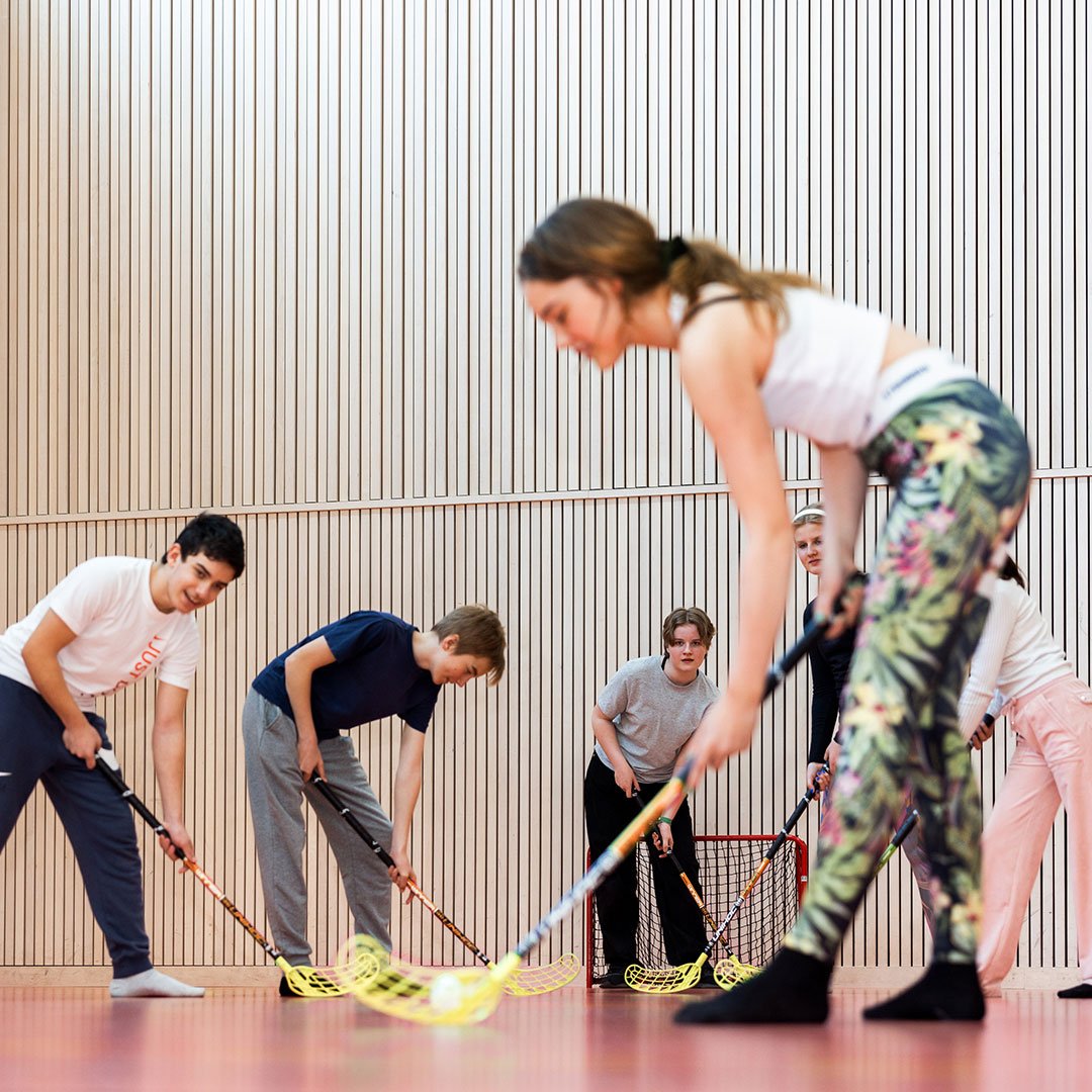 Elever på Innovitaskolan spelar innebandy.