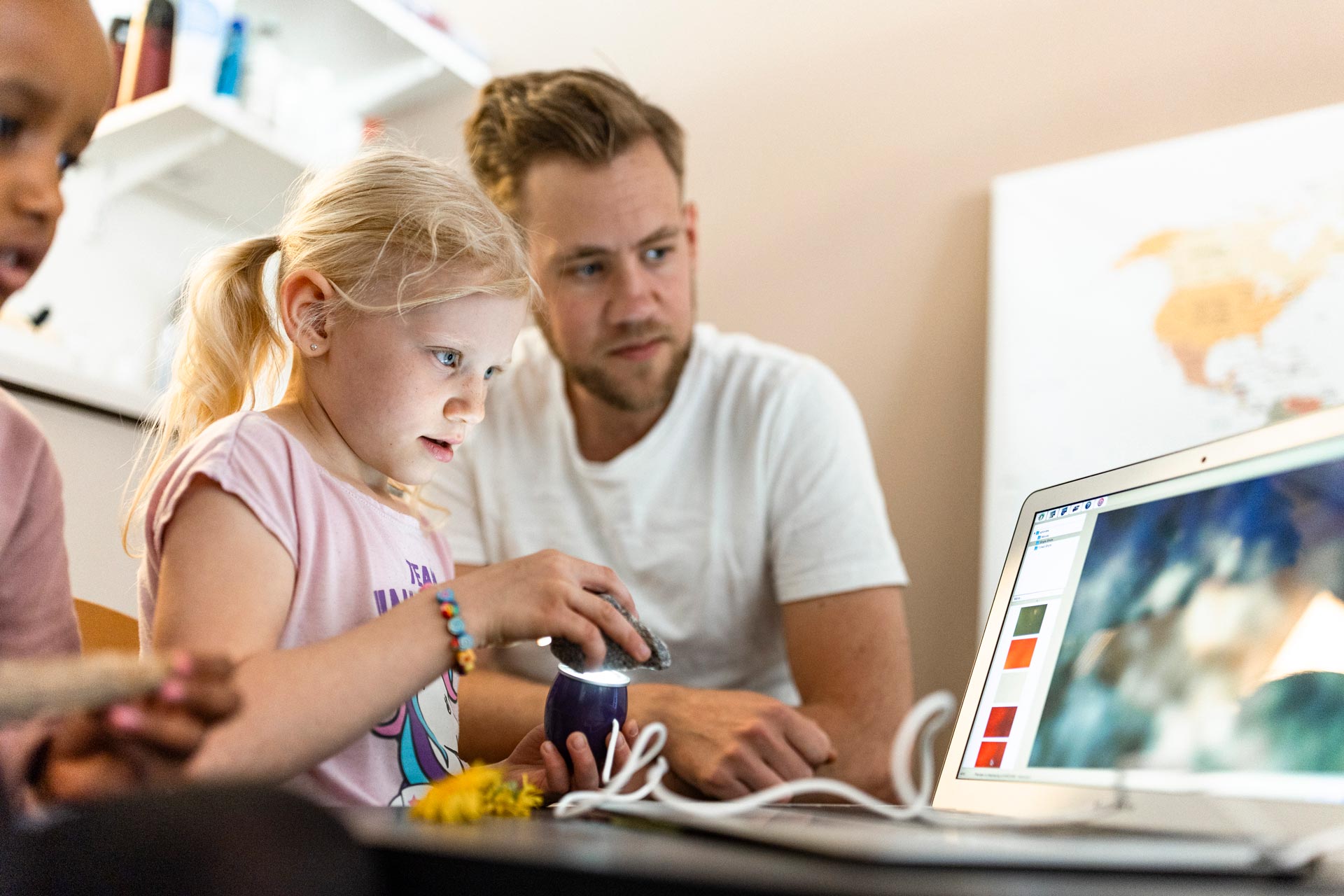 En elev utforskar en sten med ett röntgenägg tillsammans med en pedagog.