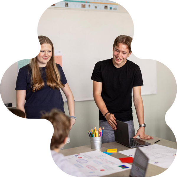 Två elever på högstadiet står upp och diskuterar med klassen.