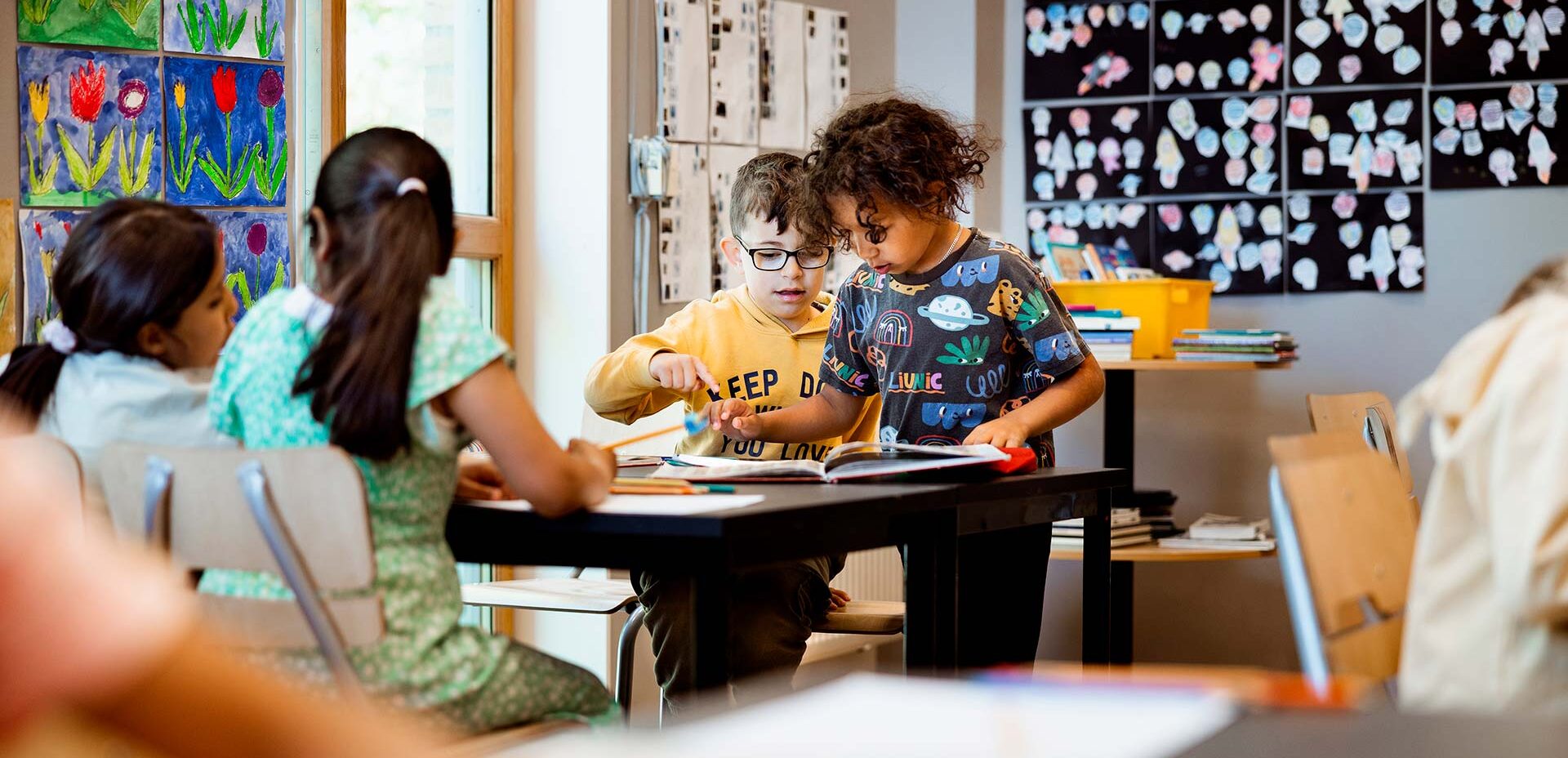 Elever i Innovitaskolans förskoleklass jobbar tillsammans i klassrummet.