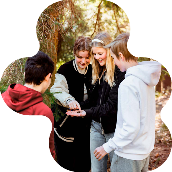 Elever som leker i skogen.