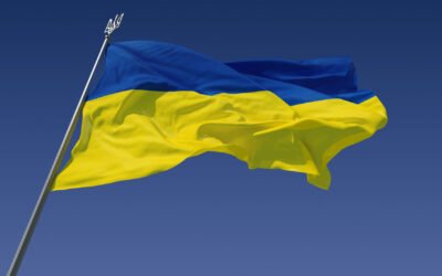 Ukrainas flagga hissad i en blå himmel.