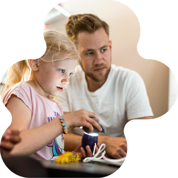 En elev utforskar en sten med ett röntgenägg tillsammans med en pedagog.