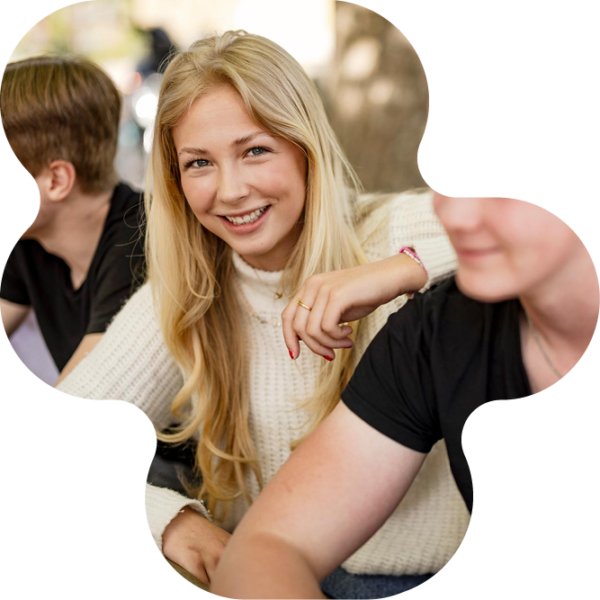 Elev på högstadiet sitter med armen mot klasskompis axel.