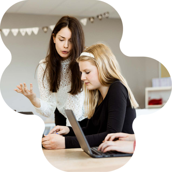 Pedagog förklarar för en elev.