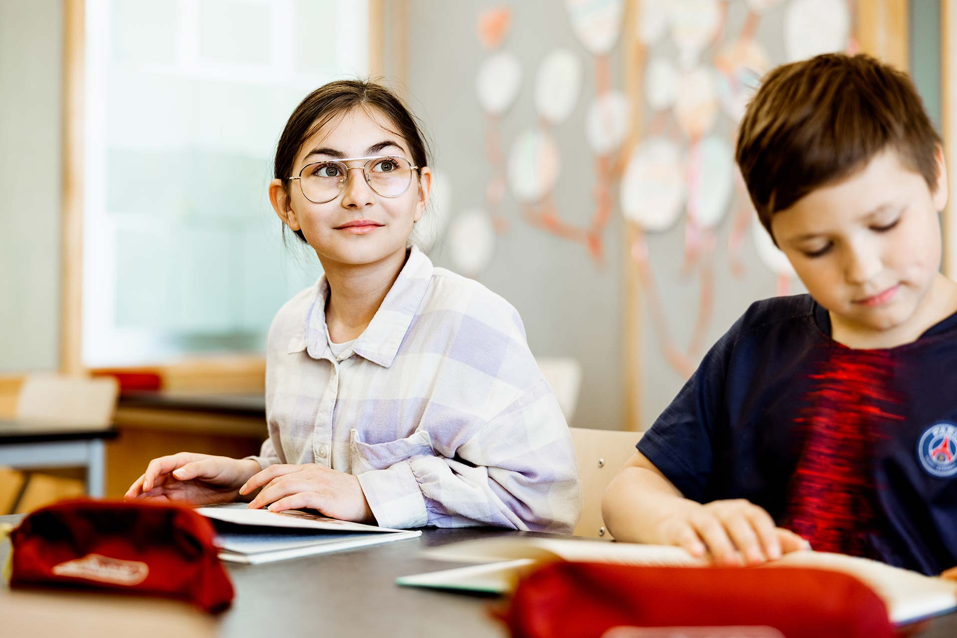 Elev sitter i klassrum.