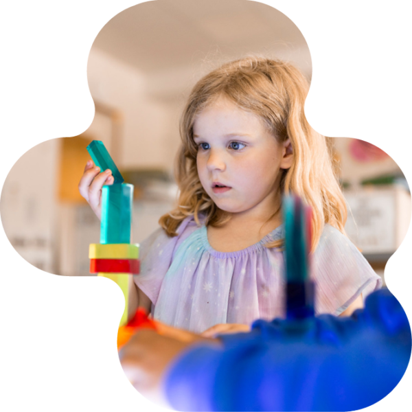 Ett barn som pysslar.