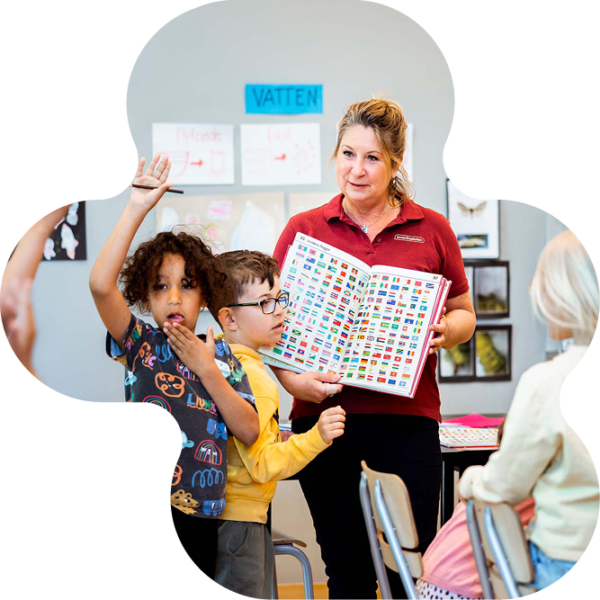 Elev som räcker upp handen inför lärare.