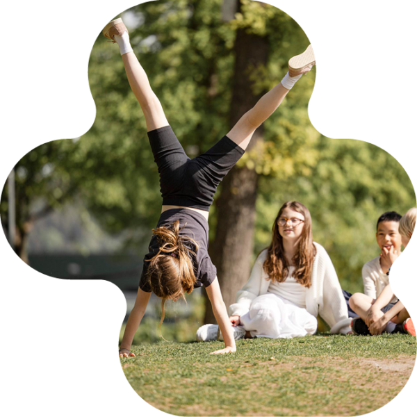 Elever som leker utomhus.