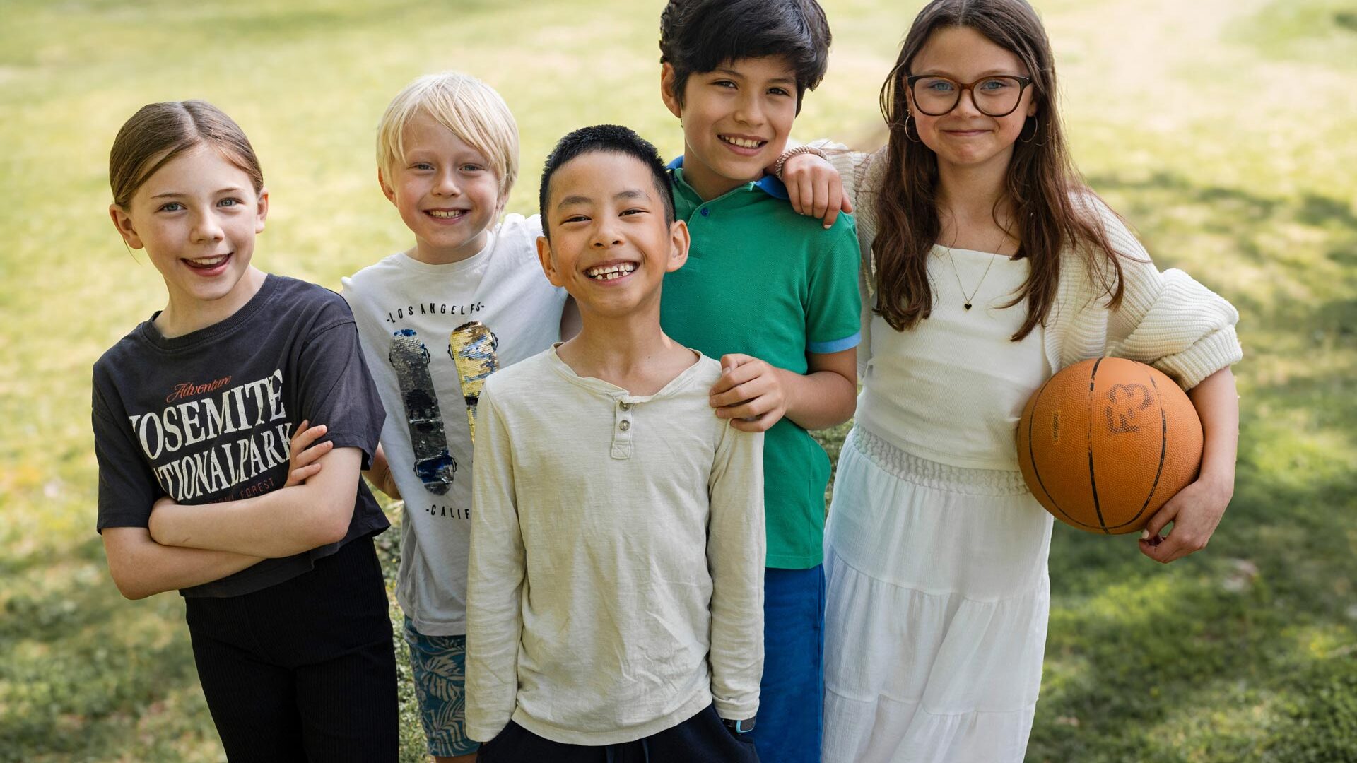 Elever som står och skrattar.