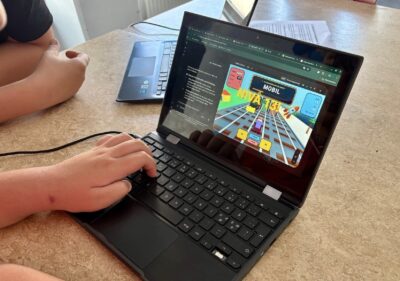 Barn som spelar på laptop.