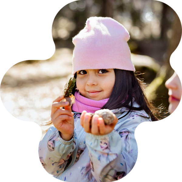 Barn som leker utomhus.