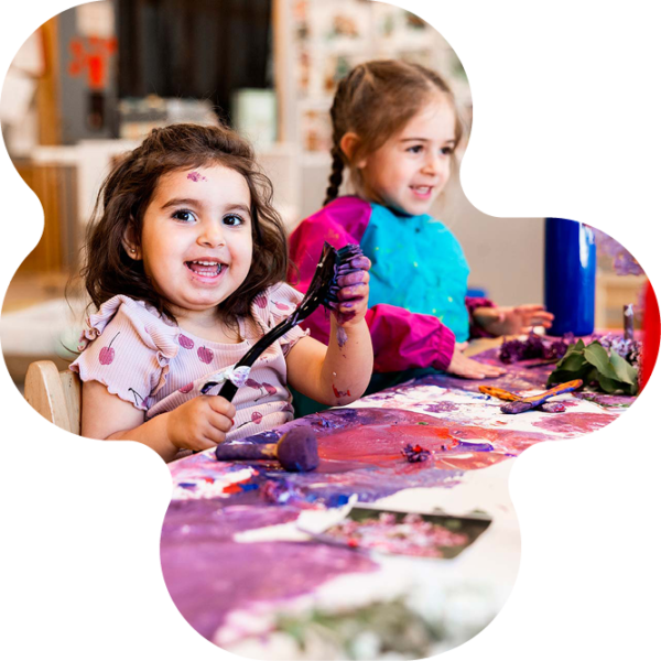 Barn som målar.
