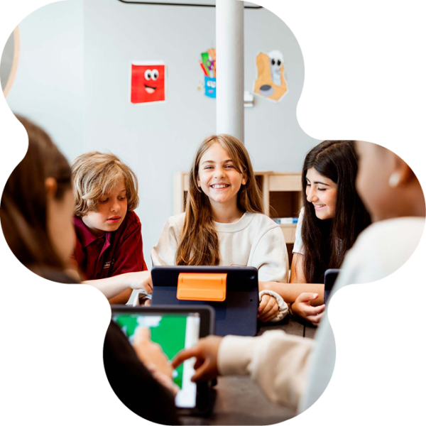 Elever jobbar med iPads.