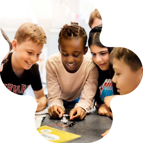 Elever som experimenterar.