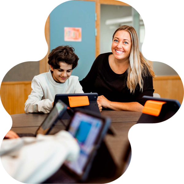 Lärare och elev som sitter framför en Ipad.