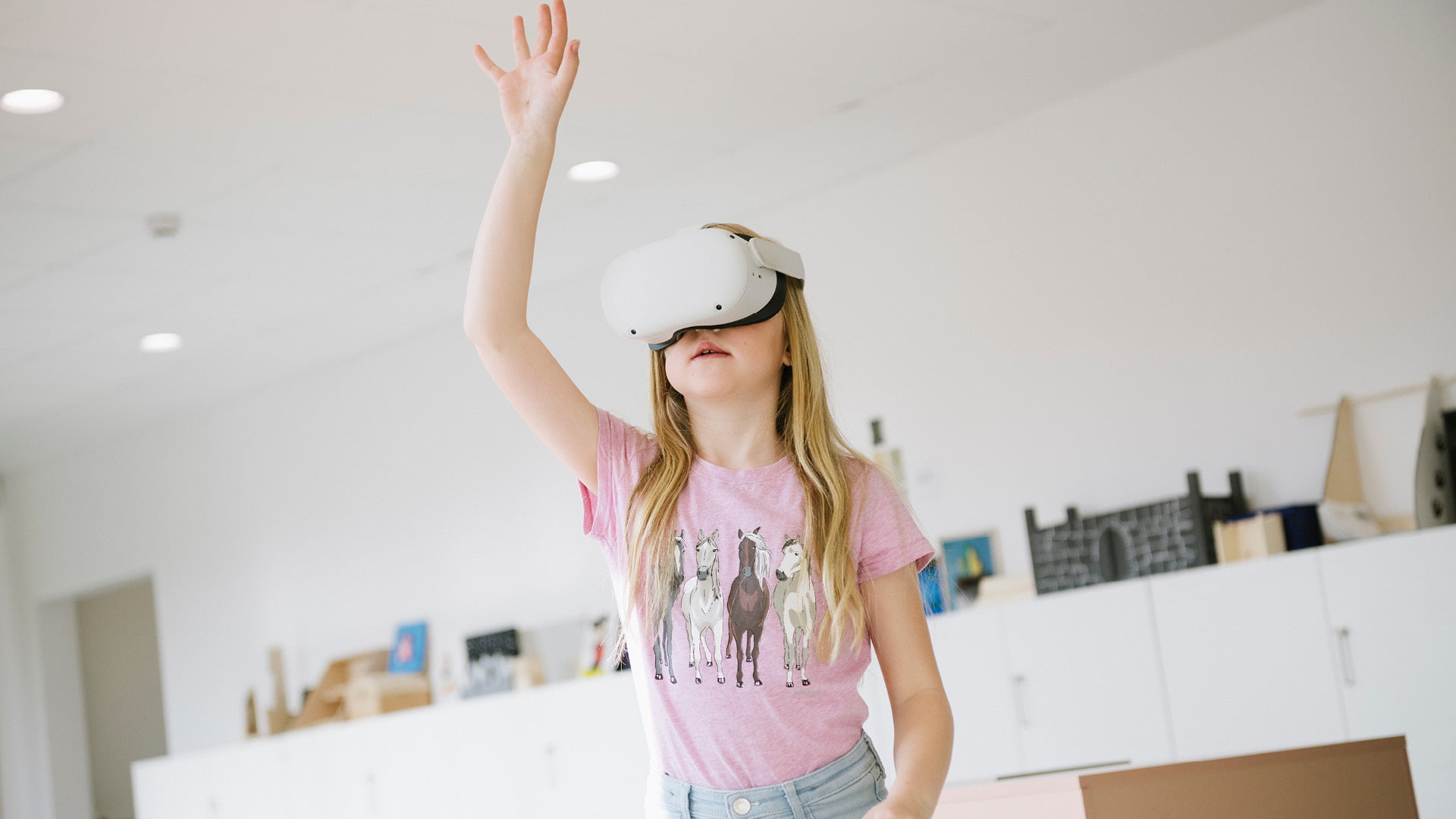 Elev i lågstadiet med VR-glasögon
