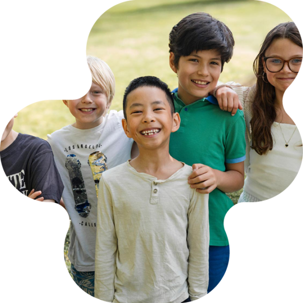 Flera elever på Innovitaskolan står tillsammans.