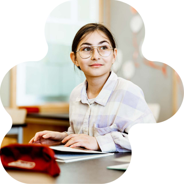 Elev som sitter i skolbänken.