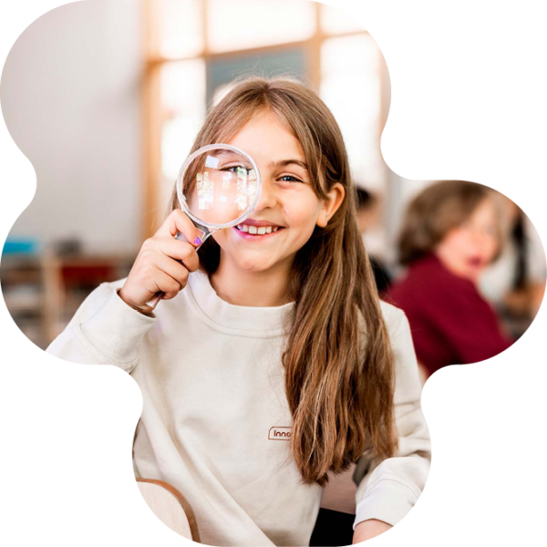 Elev som tittar i förstoringsglas.