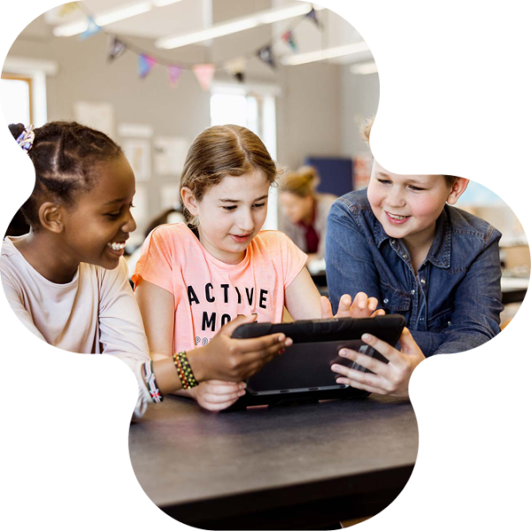 Elever som tittar på en Ipad.