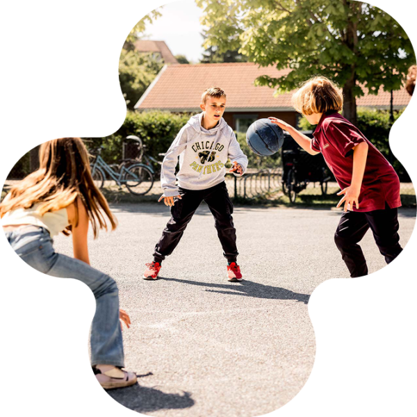 Elever som spelar basketboll.