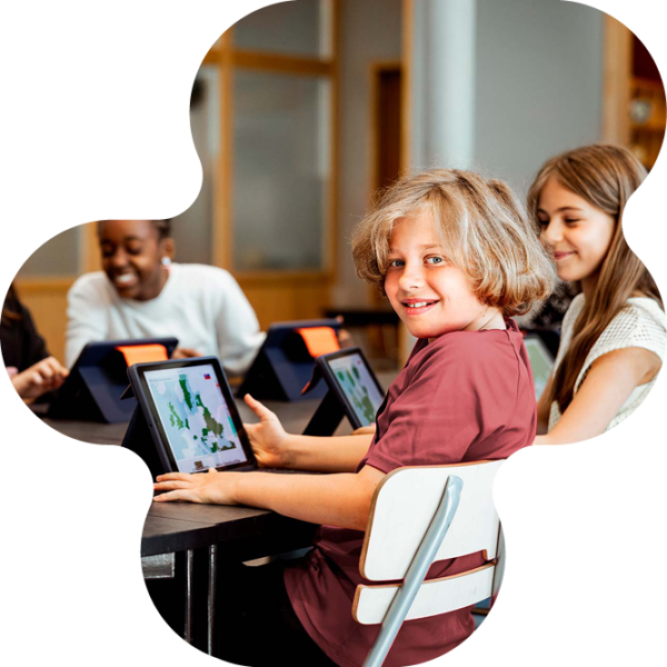 Elever som sitter framför Ipads.