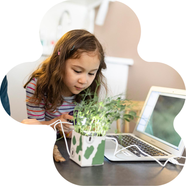 Elev som undersöker en växt.