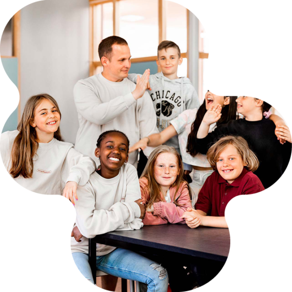 Barn och lärare som gör high-five.