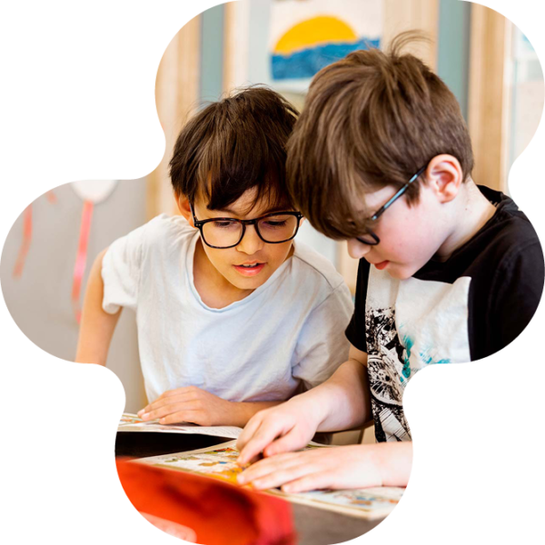 Två elever jobbar i läroböckerna tillsammans.