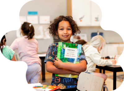 Elev på Innovitaskolan håller i en bok.