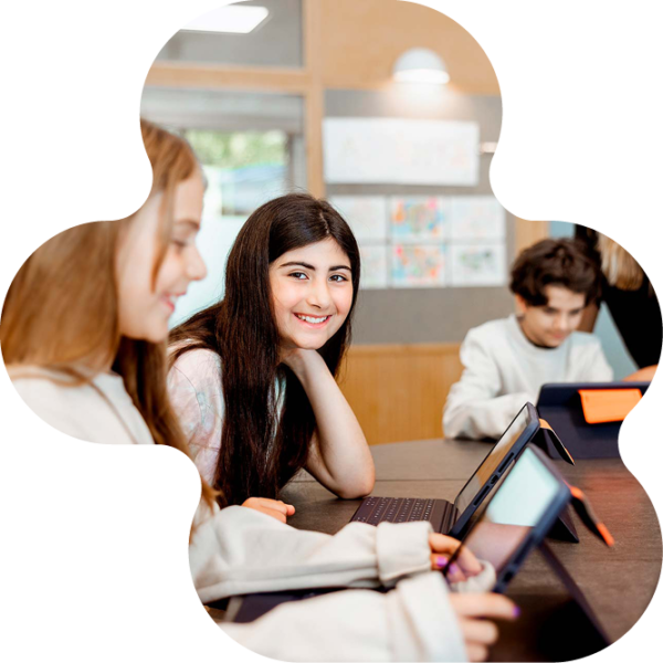 Elever som sitter framför ipads.