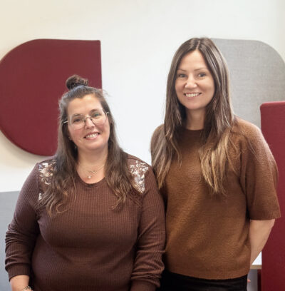 Lärare som står bredvid varandra.