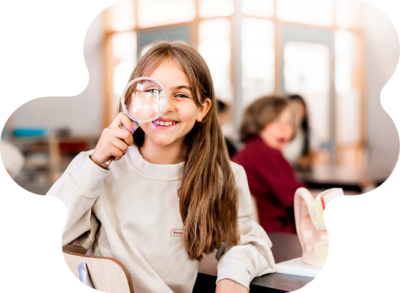 Elev i mellanstadiet kollar genom förstoringsglas.