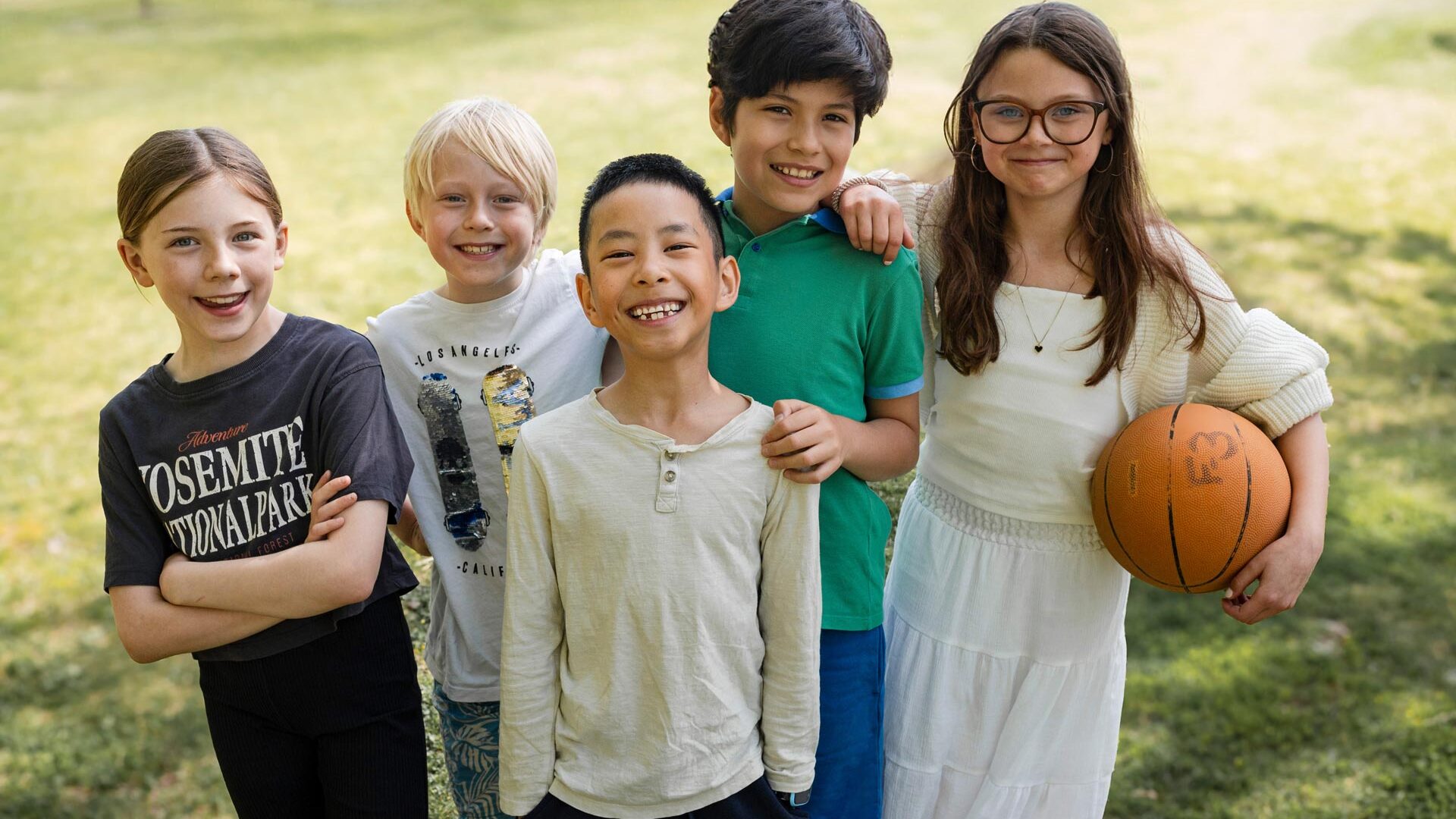 Elever som står utomhus tillsammans.