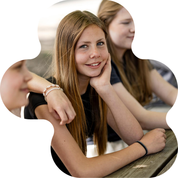 Elever som sitter ute tillsammans.