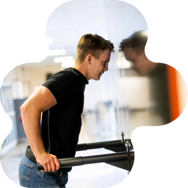 Elev som leker i korridoren.