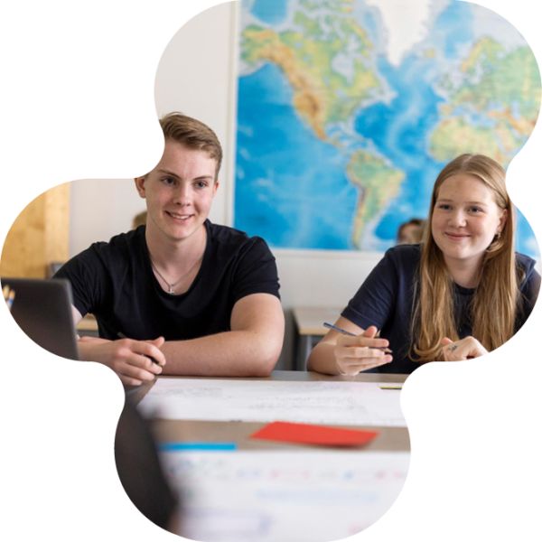 Elever som sitter i skolbänken.