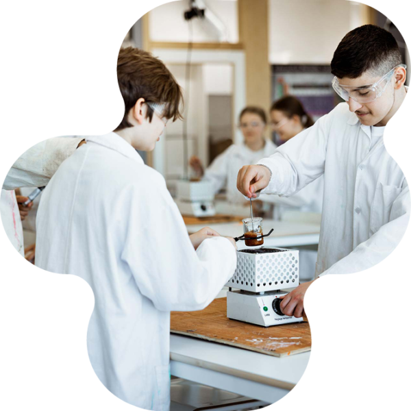 Två elever som gör labb.