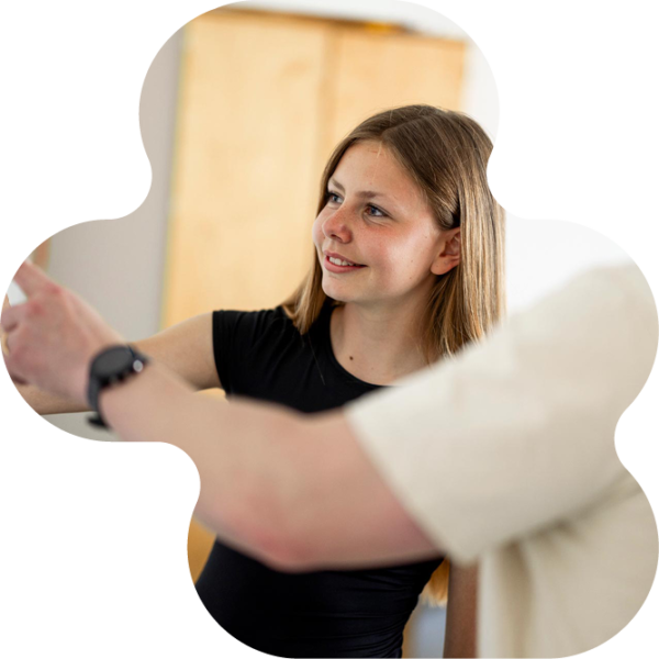 Elev som skriver på klassrummets tavla.