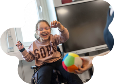 Elev på Innovitaskolan Joriel kastar boll.
