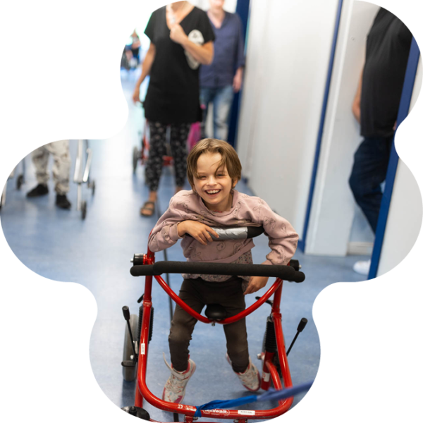 Elev som skrattar in i kameran.