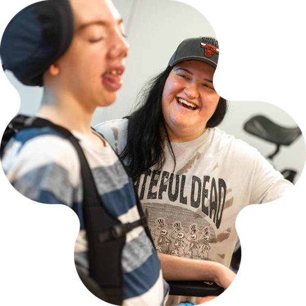 Lärare och elev som skrattar.